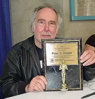 Peter S. Beagle, ganador del premio Inkpot en el 2006, mostrando el primer diseño del trofeo.
