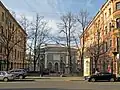 Calle Kírochnaya, 8 de San Petersburgo. Allí acude Danila a comprar los álbumes de Nautilus y conoce a Kat.