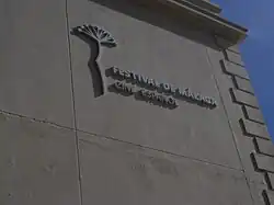 Logotipo del Festival en la fachada del Cine Albéniz