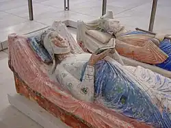 Escultura funeraria: gisants (escultura yacente)[18]​ de Leonor de Aquitania y Enrique II de Inglaterra.