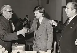 Bernard Le Grelle entre Wang Yao-Ting, presidente del Consejo Chino para el Comercio Internacional, y Francis Bouygues. Foto tomada en 1983.
