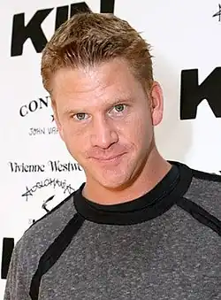 Dash Mihok interpreta al soldado Don Doll.