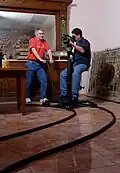 Dolly ligero con asiento desplazándose sobre un raíl flexible