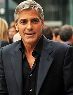 George Clooney interpreta al capitán Charles Bosche.