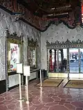Entrada a la sala