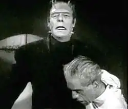 Karloff como el Dr. Niman junto a la Criatura (Glenn Strange) en House of Frankenstein.