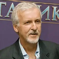 Una fotografía de Cameron en la conferencia de prensa de Moscú sobre Titanic 3D