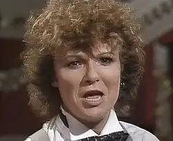 Julie Walters actuando en la serie de televisión The Green Tie on the Little Yellow Dog