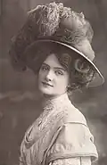 Elsie como Sonia en The Merry Widow, Londres – Tarjeta postal, con matasellos de octubre de 1907.