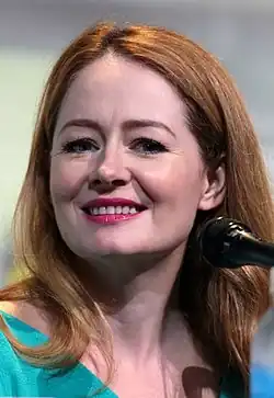 Miranda Otto interpreta a Marty Bell.