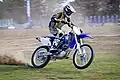 Frecuentemente se provoca desenfoque de movimiento en fotografías de deportes (especialmente deportes de motor) para provocar la impresión de velocidad. Es necesario usar una velocidad de obturación lenta y desplazar la lente de la cámara de forma sincronizada con el movimiento del objeto.