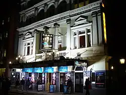 Fachada externa del Duke of York's Theatre de Londres.