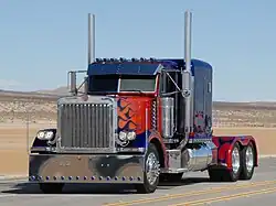 La forma del vehículo de "Optimus Prime", un Peterbilt 379, apenas cambió desde la primera película.