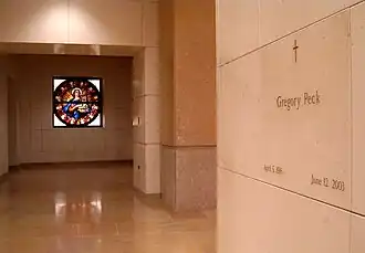 Tumba de Gregory Peck en la Catedral de Nuestra Señora de los Ángeles.