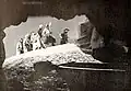 Piratas en la boca de una cueva en la isla.